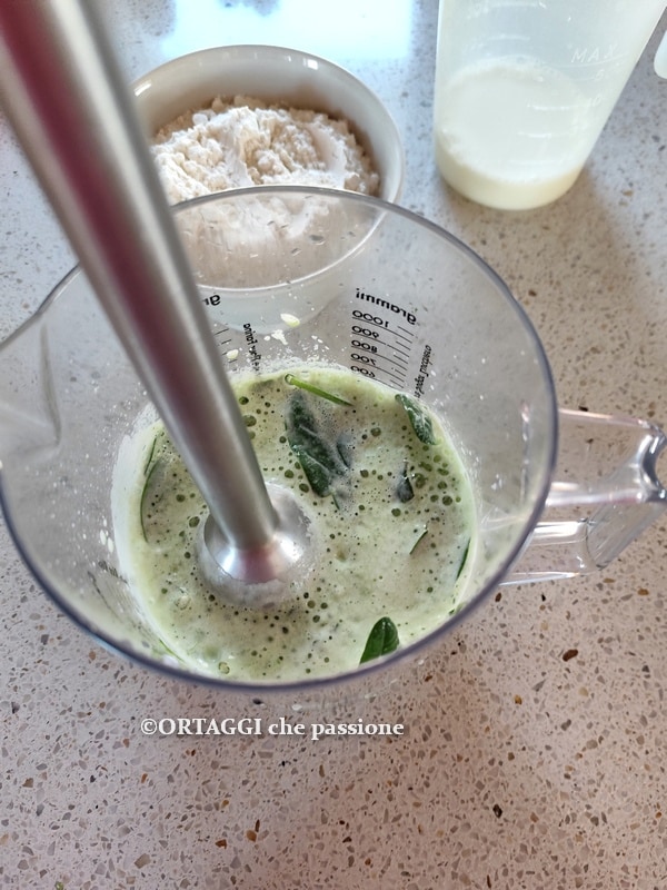 mixer les épinards avec une partie du lait