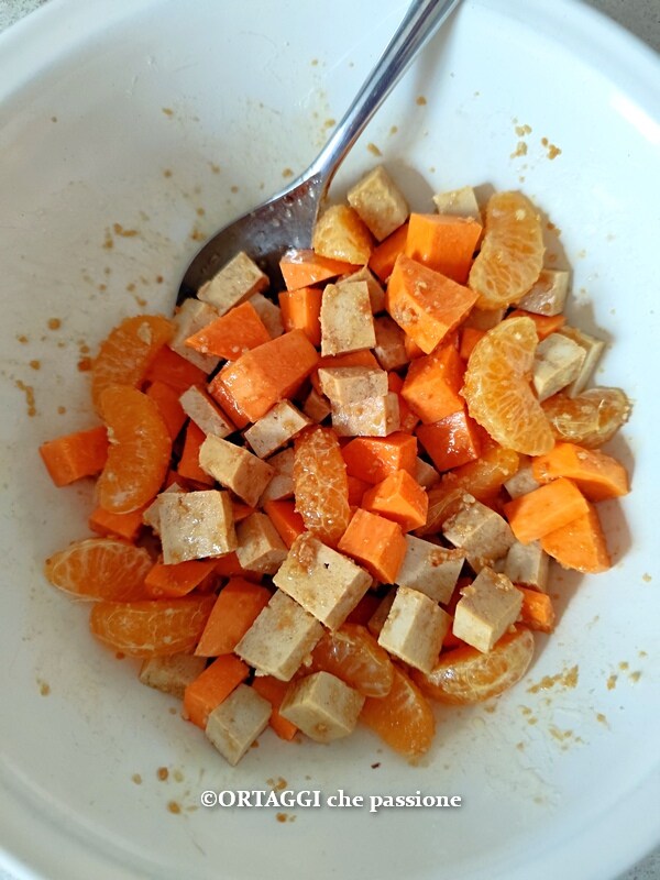 assaisonner et mélanger tofu avec patate douce