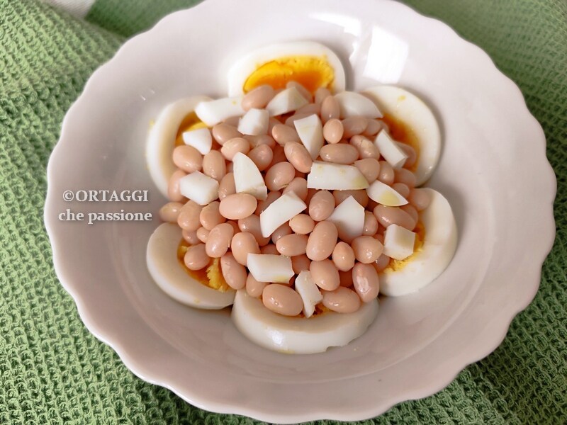 haricots et œufs en assiette