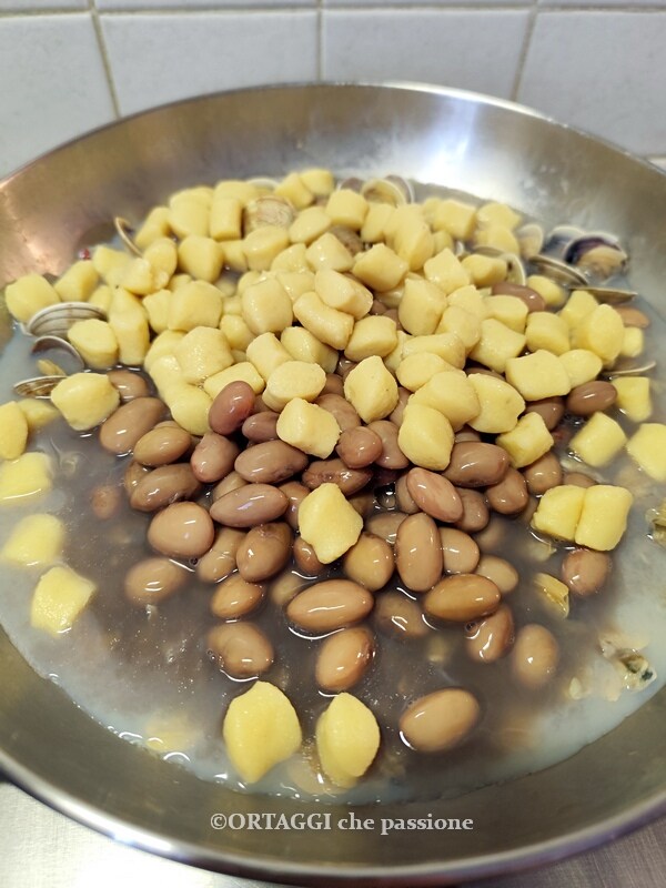 ajouter des gnocchis de pommes de terre et aquafaba des haricots