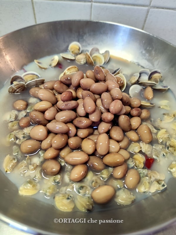 ajouter les haricots cuits aux palourdes