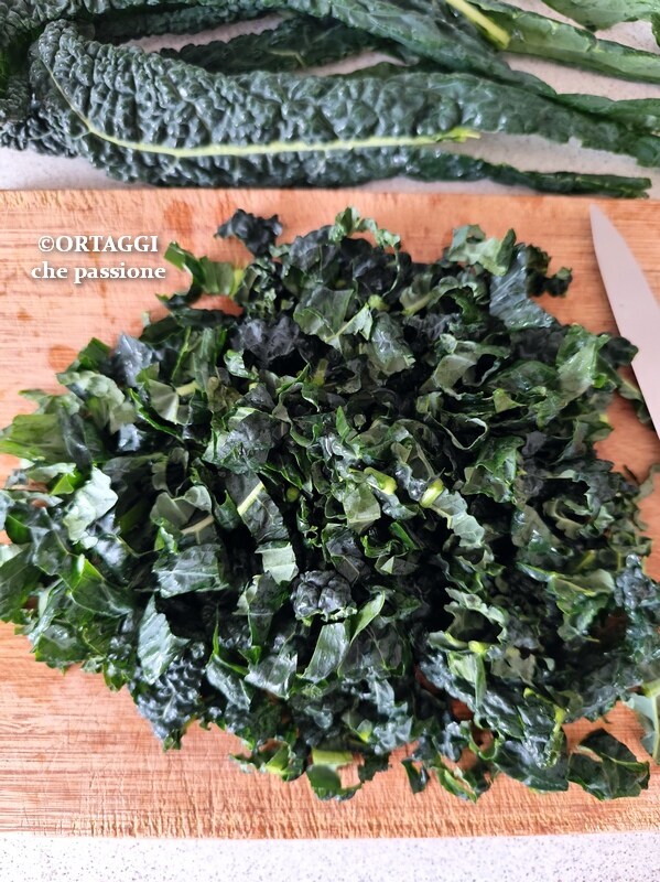couper finement le chou kale