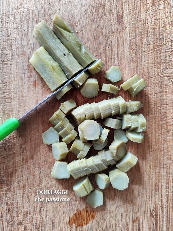 couper les tiges d'artichaut bouillies