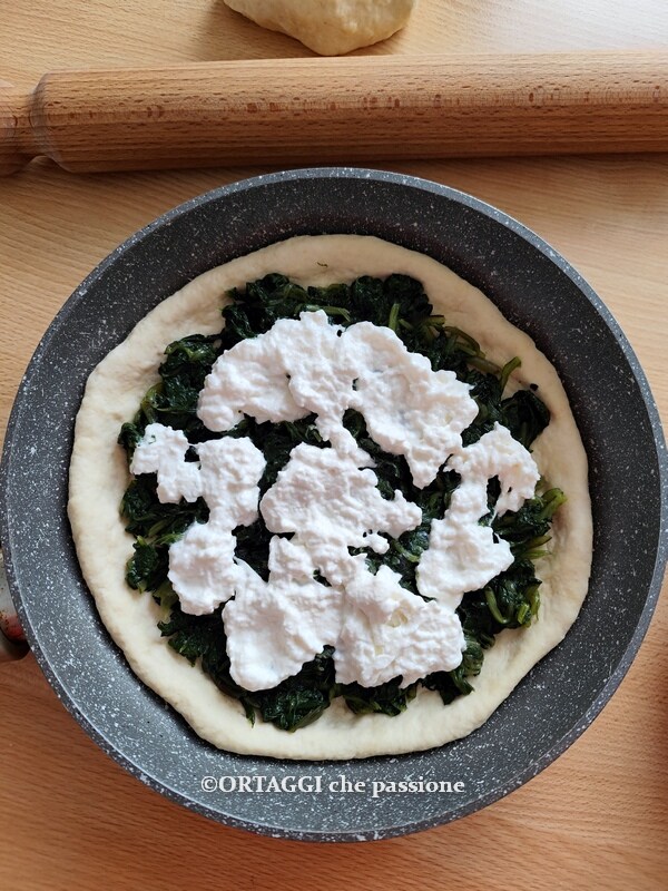 ajouter le fromage à la focaccia à la poêle avec les légumes
