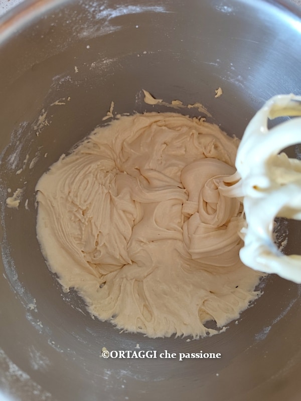 amalgamer les ingrédients du gâteau moelleux aux pommes
