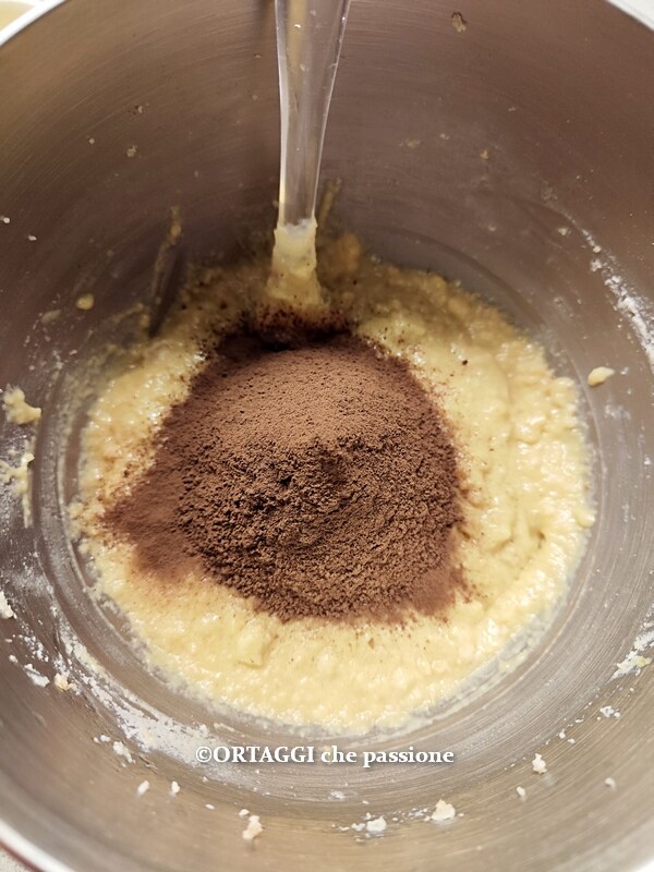 Ajouter le cacao tamisé au gâteau de pain rassis