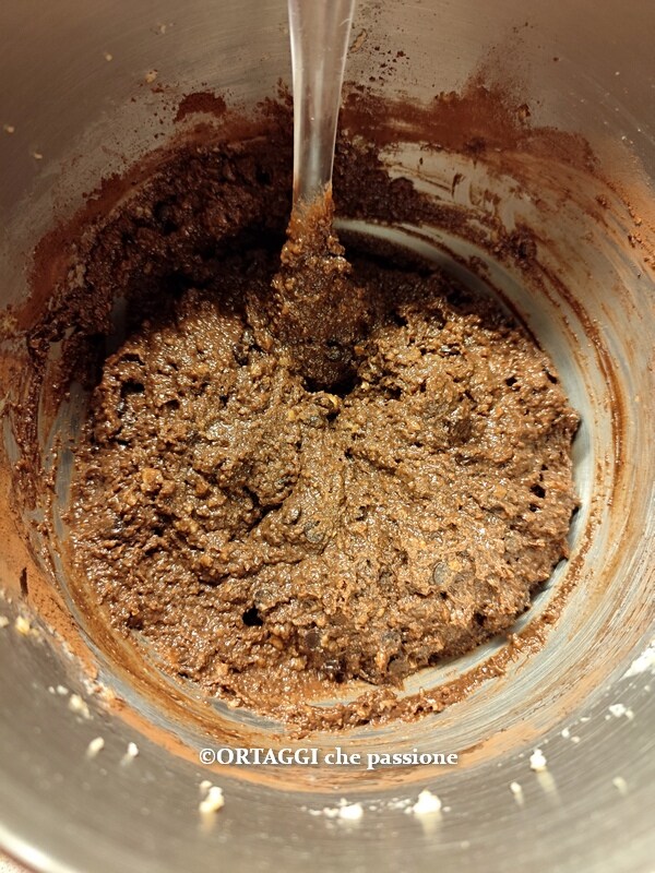 rendre la pâte homogène du gâteau de pain rassis