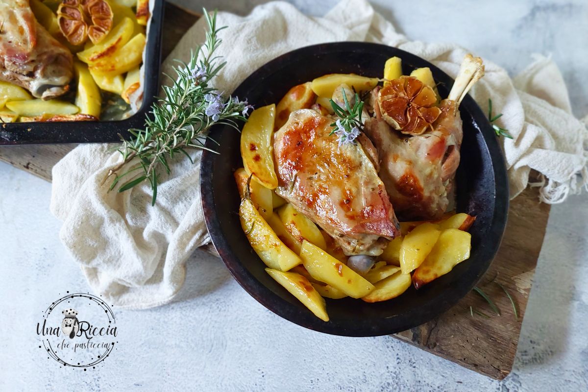 Agneau rôti au four avec des pommes de terre. Le classique plat principal de Pâques