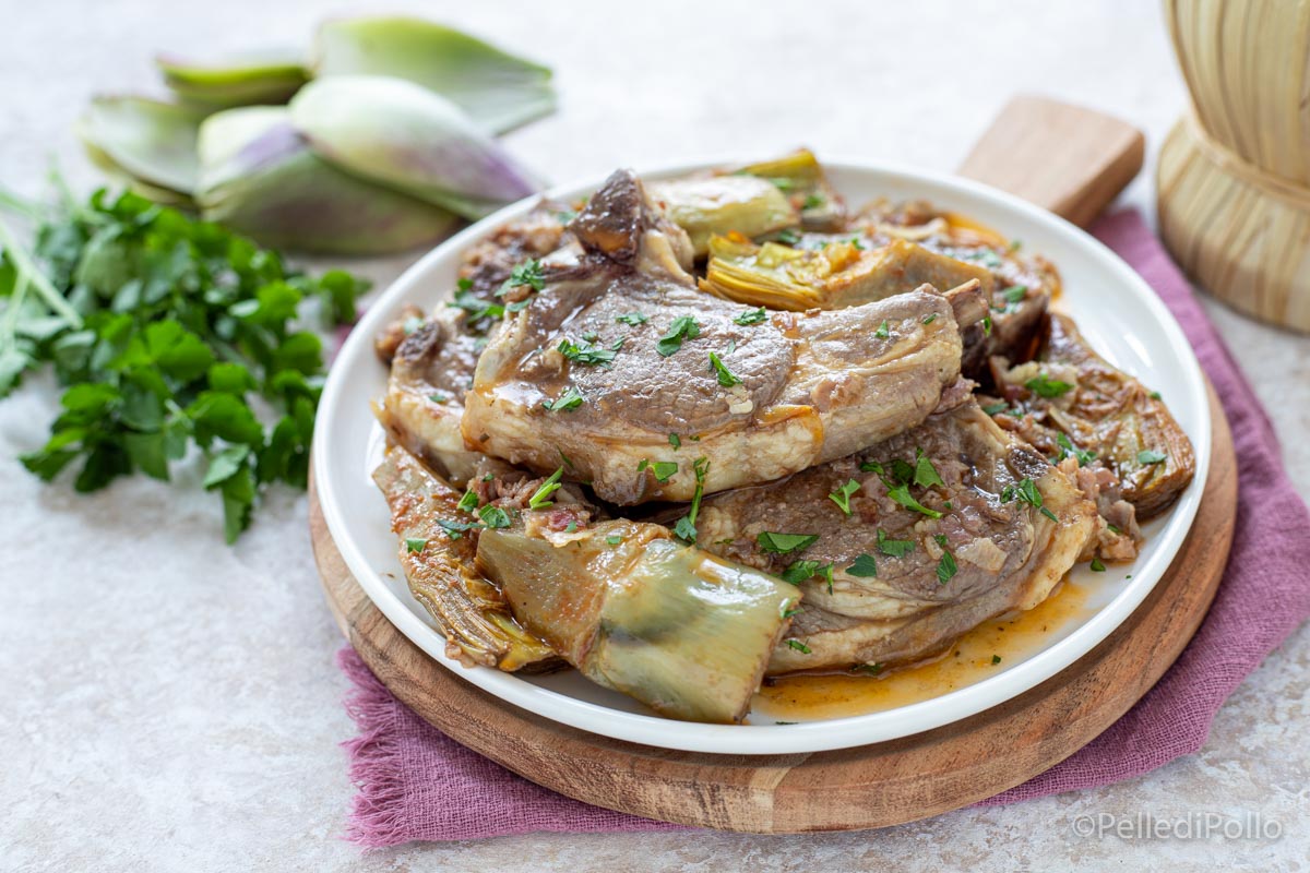 Côtelettes d’agneau avec artichauts à la poêle