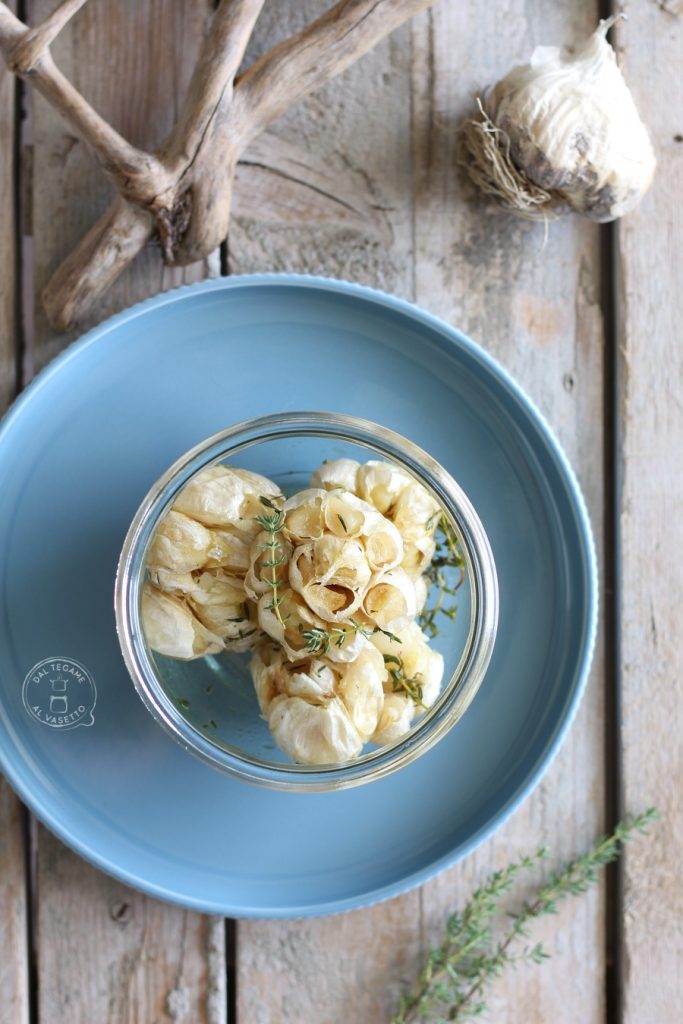 Têtes d'ail entières cuites en bocal au micro-ondes avec la technique de la cuisson sous vide