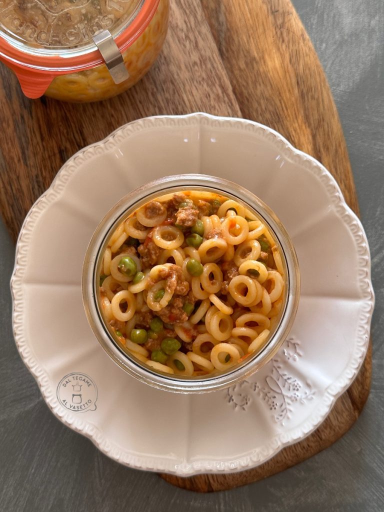 pâtes en forme de petits anneaux avec ragù et petits pois à la sicilienne cuites en pot au micro-ondes en cuisson sous vide