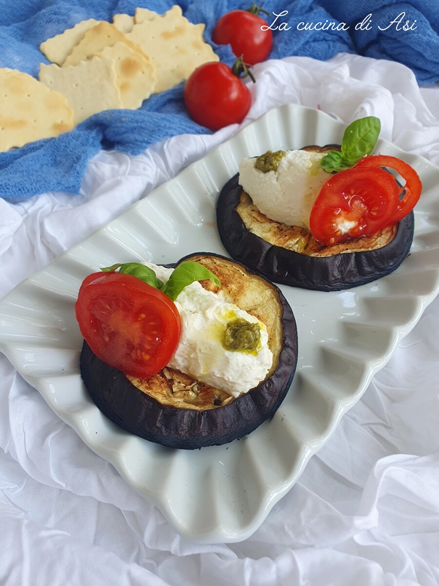 Aubergines grillées avec ricotta, tomates cerises et pesto – entrée fraîche et savoureuse