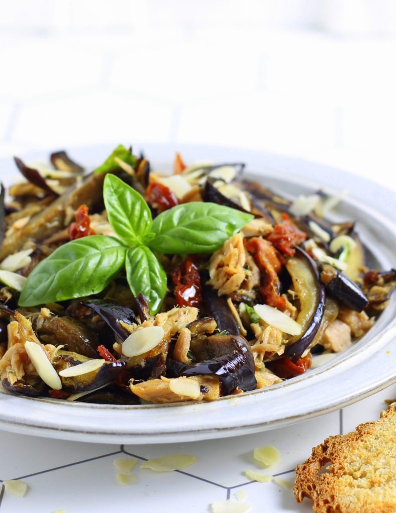 Aubergines en lanières avec thon et tomates séchées
