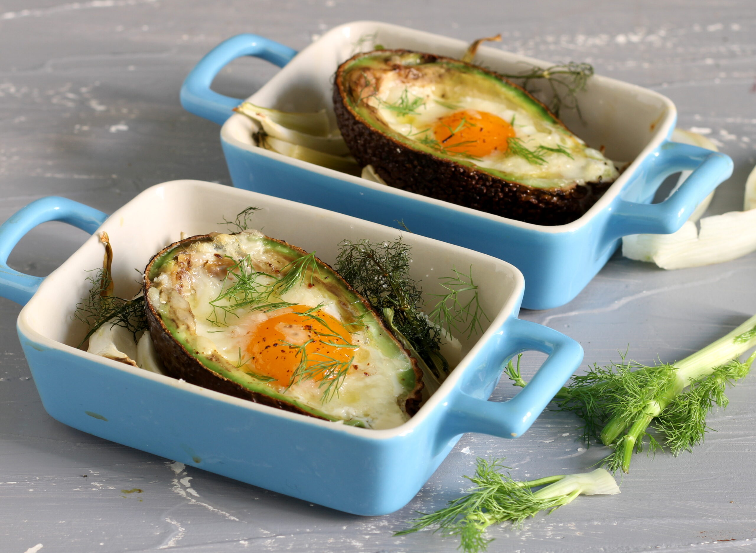 Avocat au four avec œufs et fromage