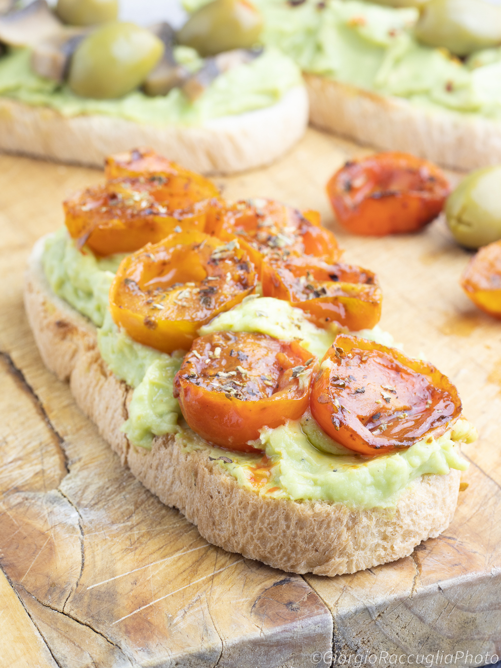 Avocado toast avec saumon et œufs