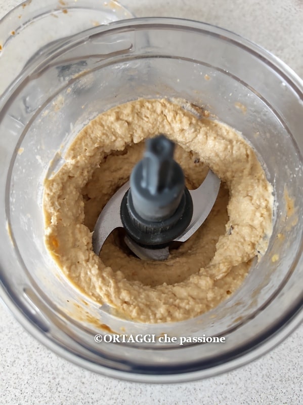 mixer houmous de pois chiches avec tahini