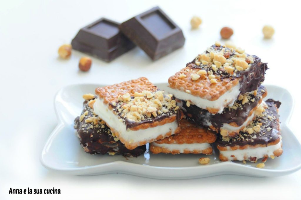 Biscuit glacé au chocolat et éclats de noisettes