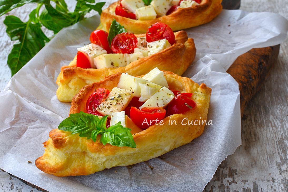 Feuilletés en forme de barquettes avec caprese