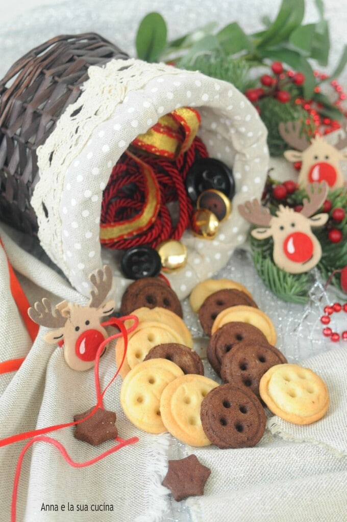 Biscuits boutons blancs et noirs