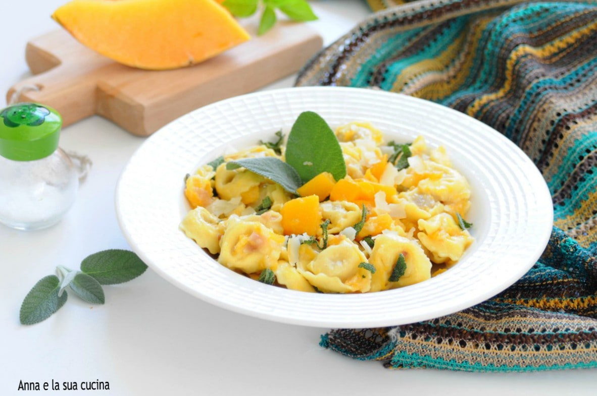 Tortellini à la viande avec crème de potiron et sauge