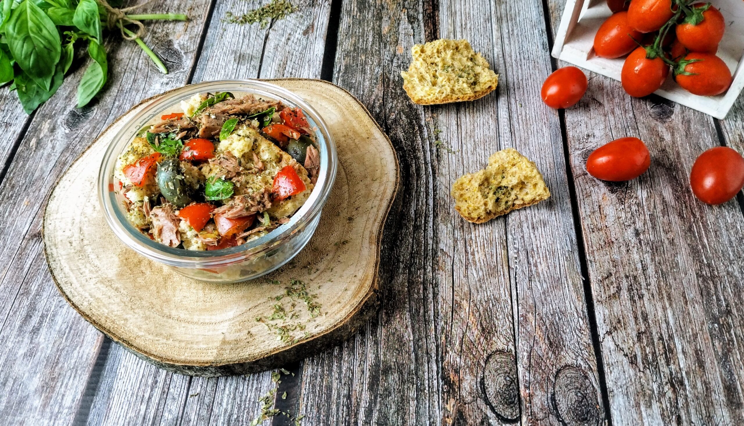 Biscuits de blé avec tomates et thon : un plat unique et alléchant, frais et riche en saveurs