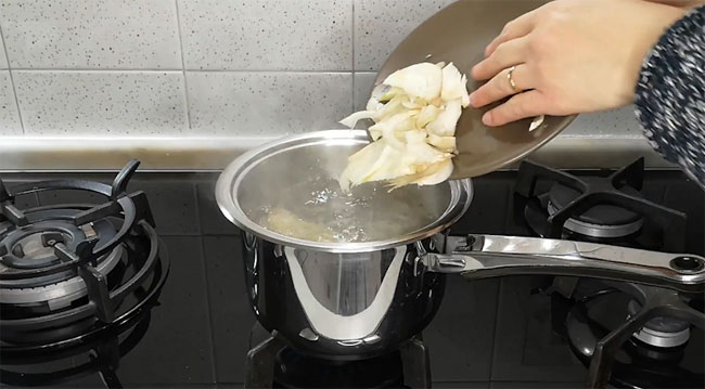 Blanchis les fenouils dans une casserole