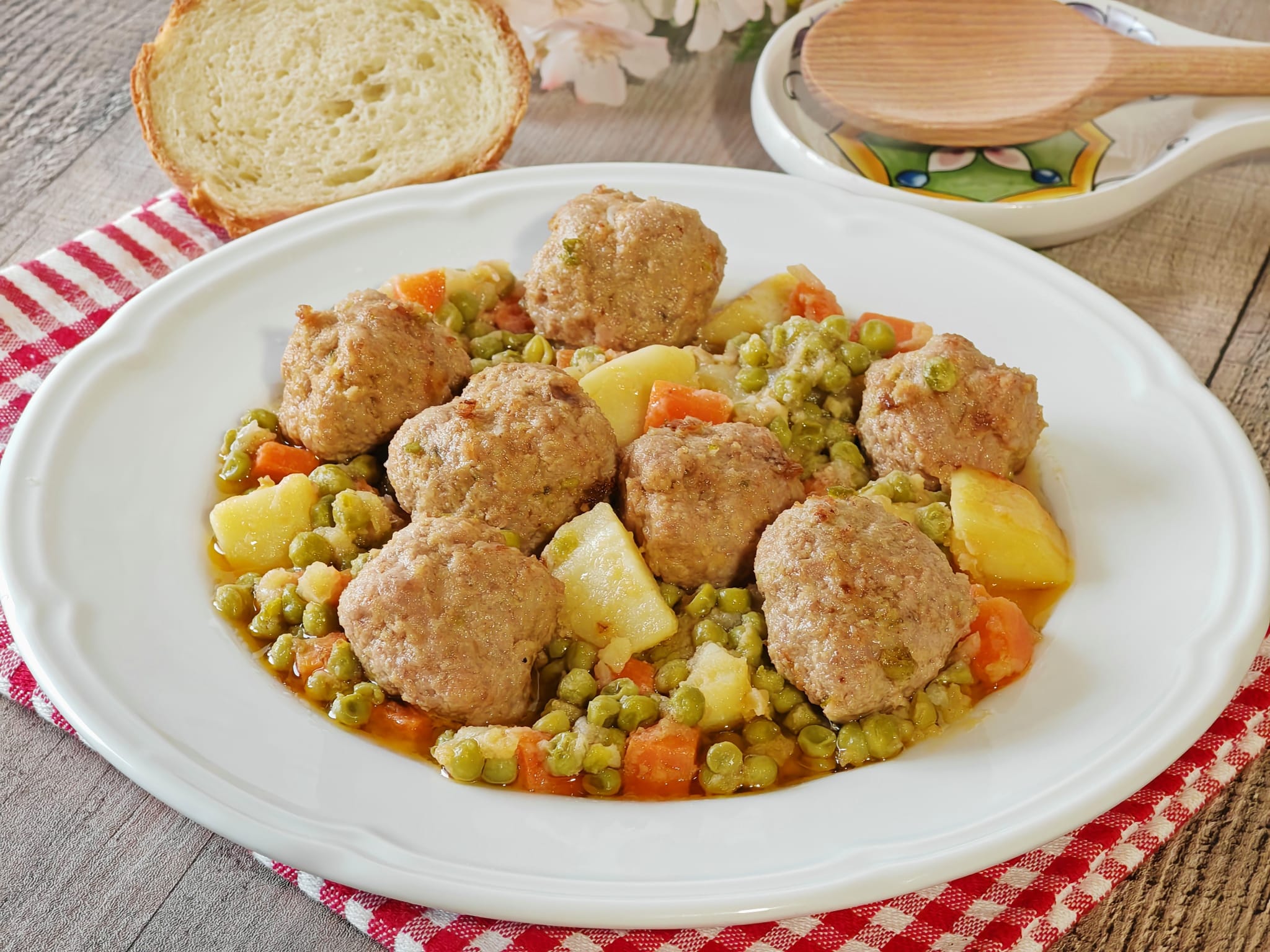 Boulettes avec Petits Pois et Pommes de Terre