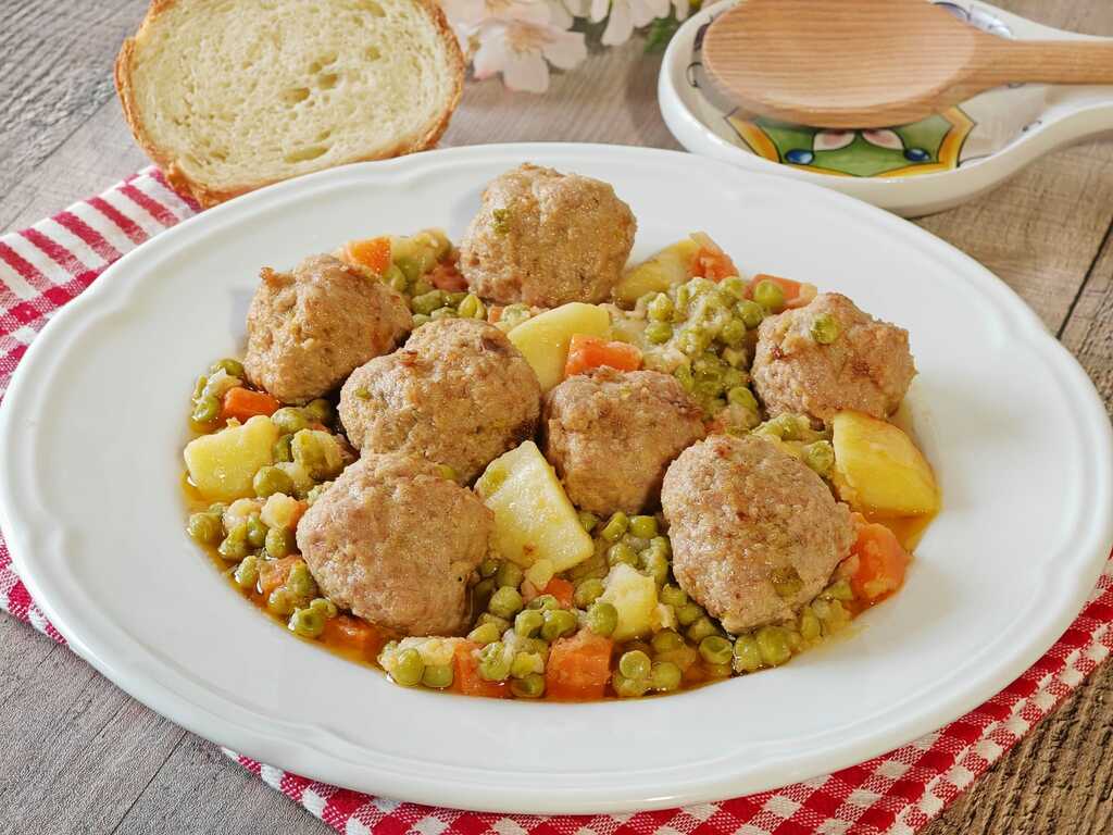 Boulettes avec Petits Pois et Pommes de Terre