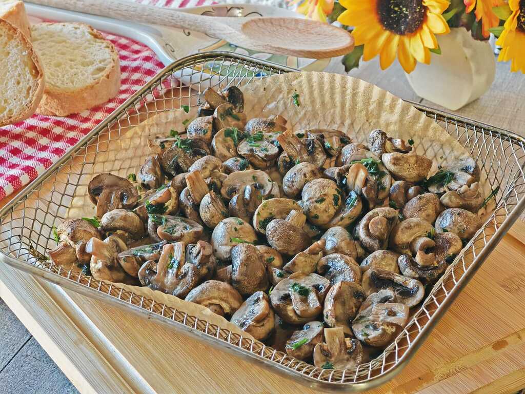 Champignons dans une friteuse à air