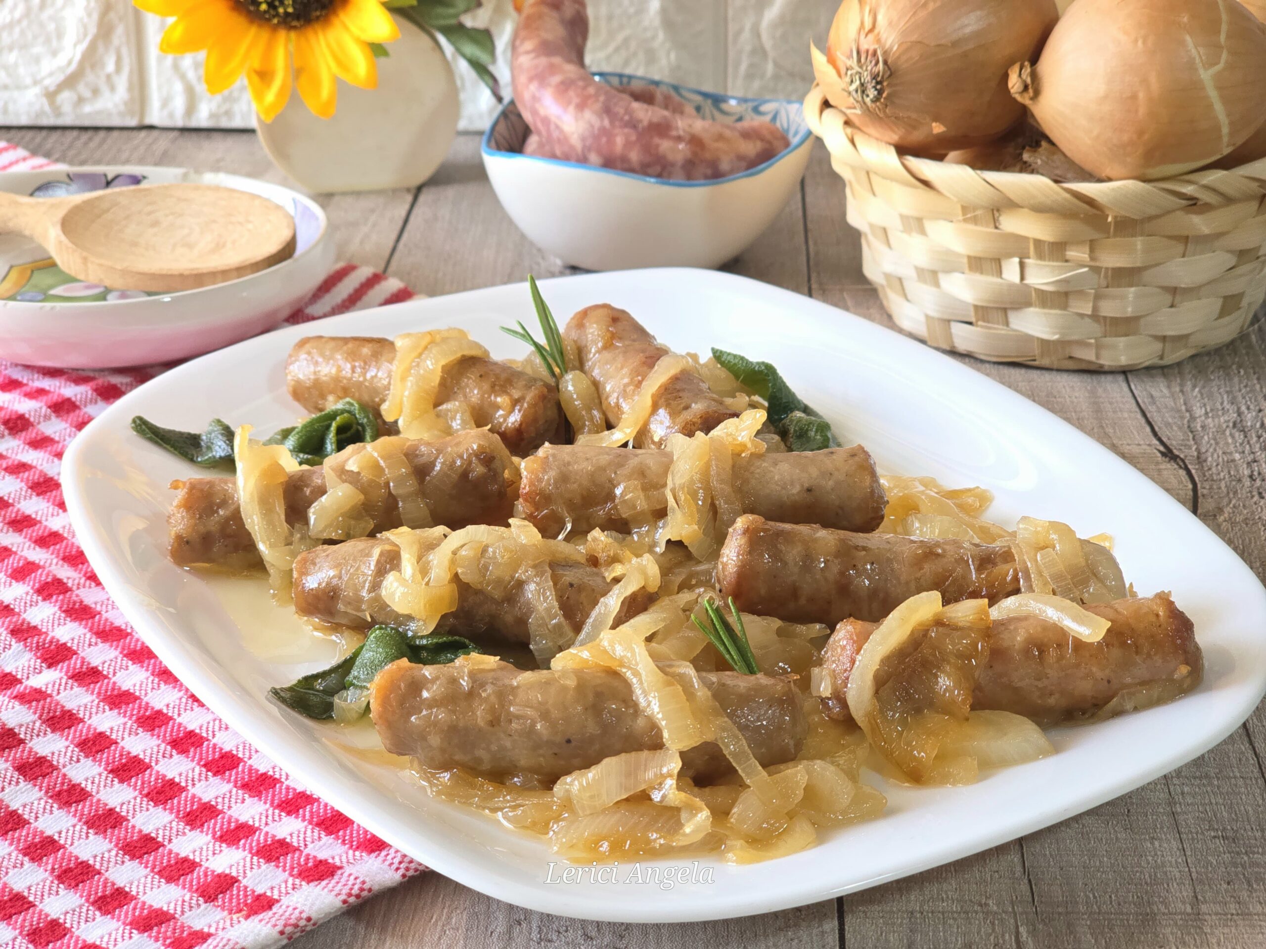 Saucisse aux oignons avec des aromates à la poêle