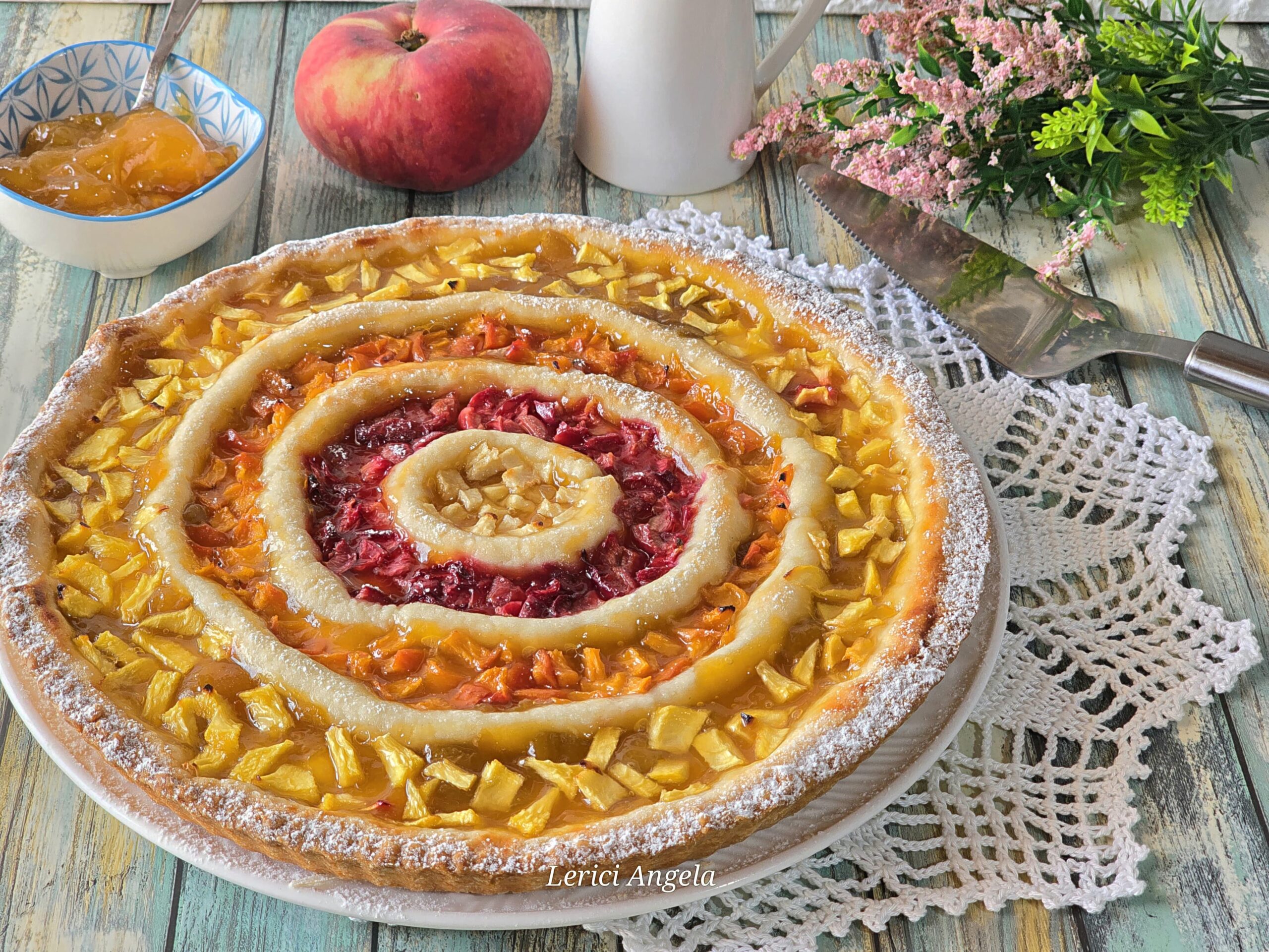 Tarte avec confiture et fruits frais