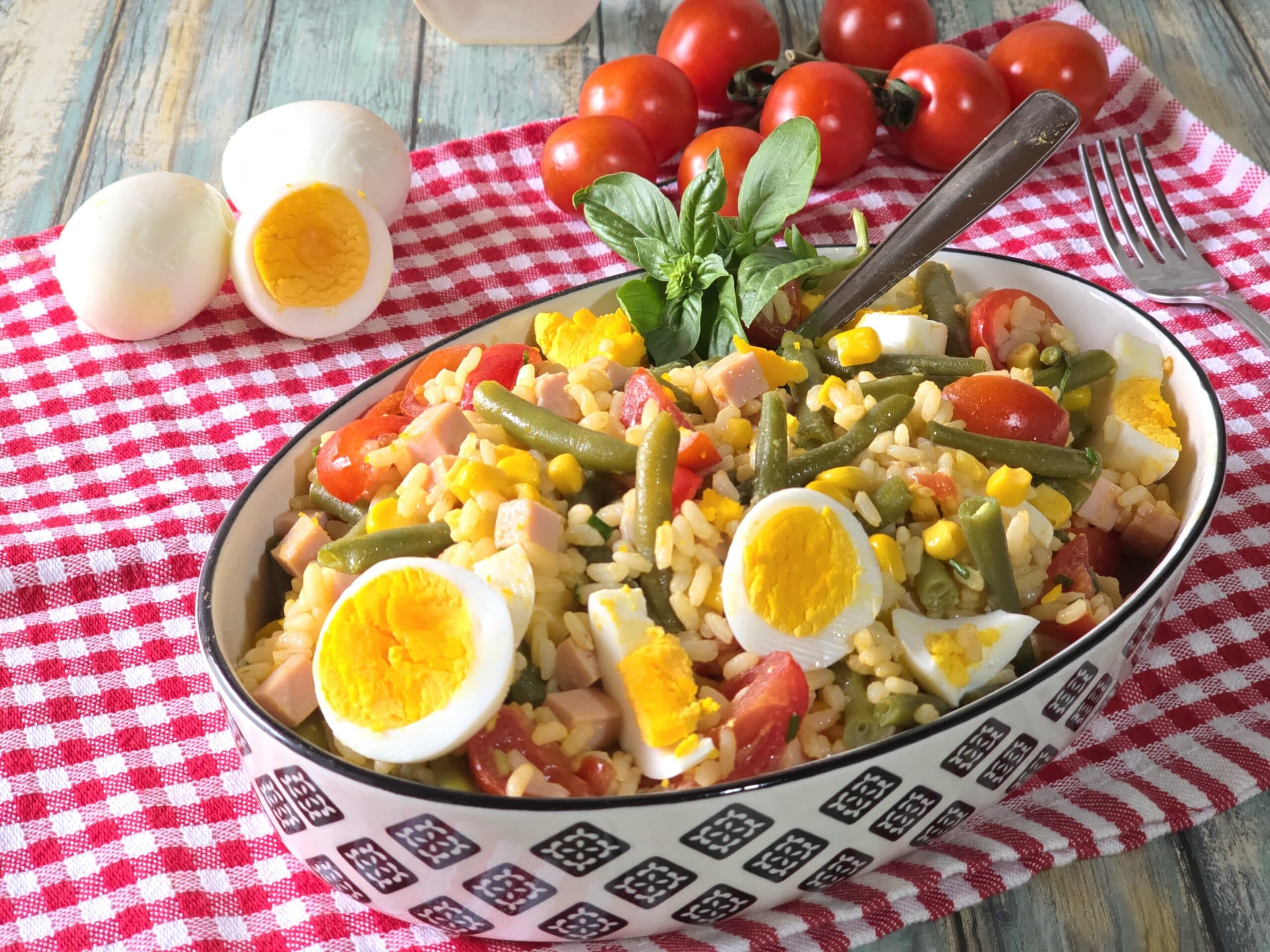 Salade de riz avec jambon cuit et haricots verts estivale