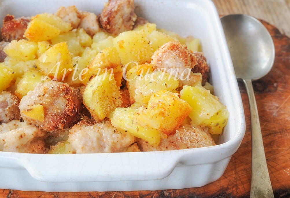 Morceaux de poulet et pommes de terre avec saucisse au four gratinés vickyart art en cuisine