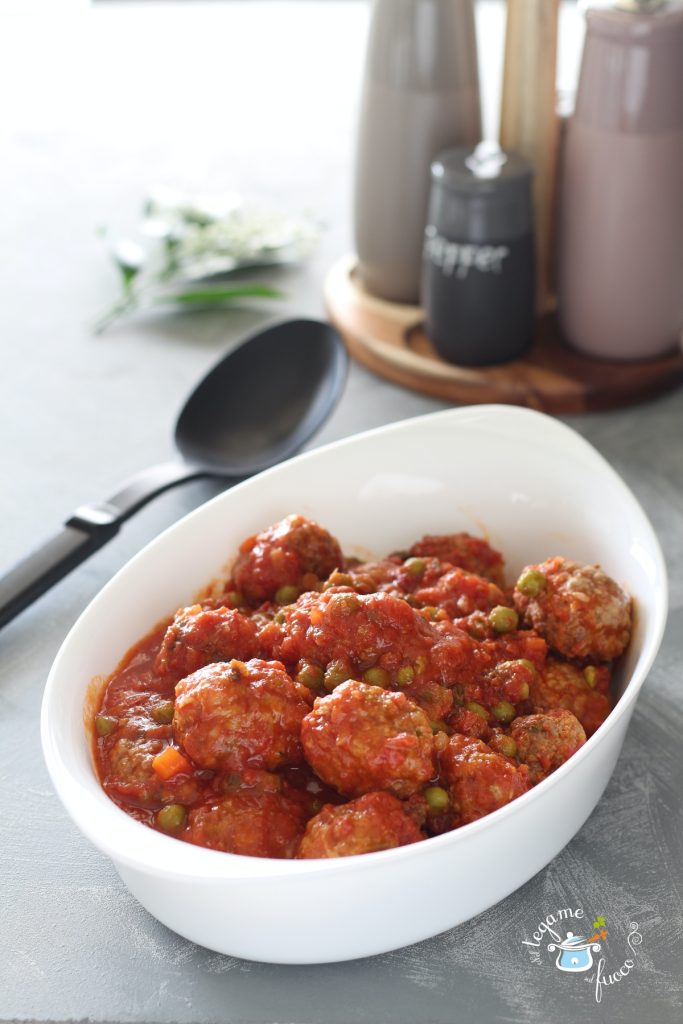 boulettes de viande avec petits pois à la sauce cuites au micro-ondes