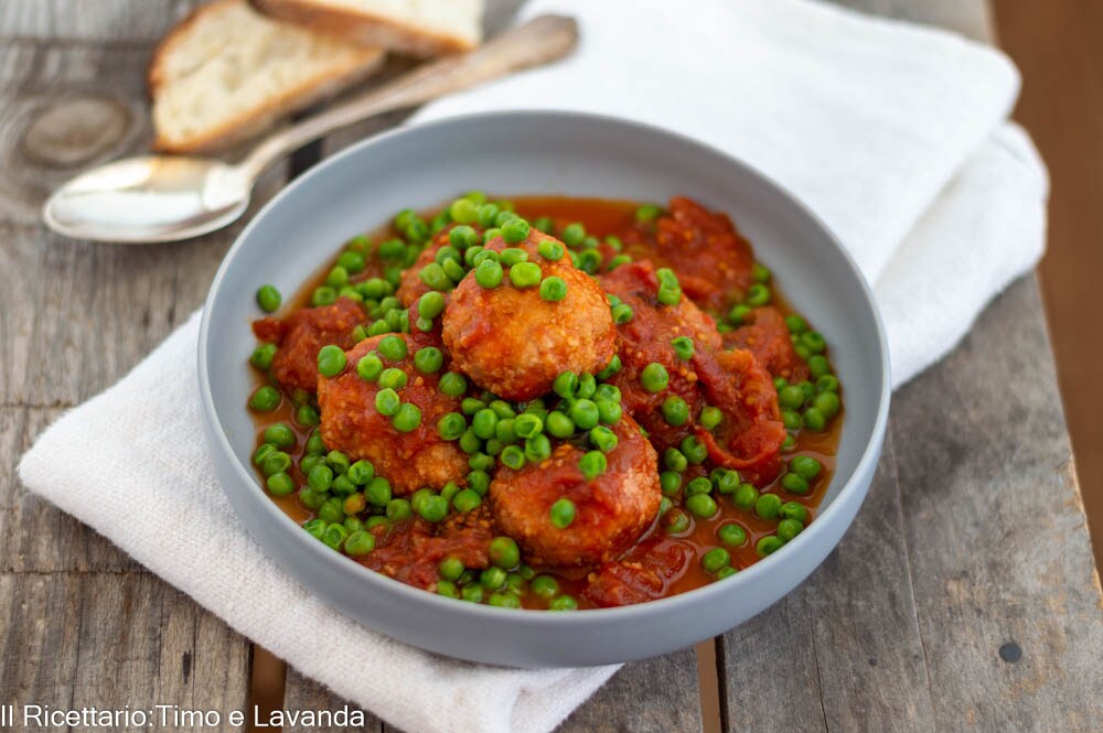 Boulettes en sauce avec des petits pois