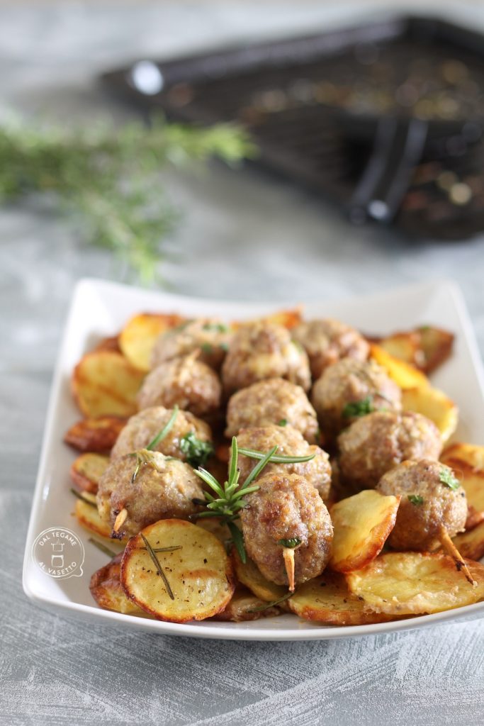 boulettes de viande avec chips de pommes de terre à la friteuse à air
