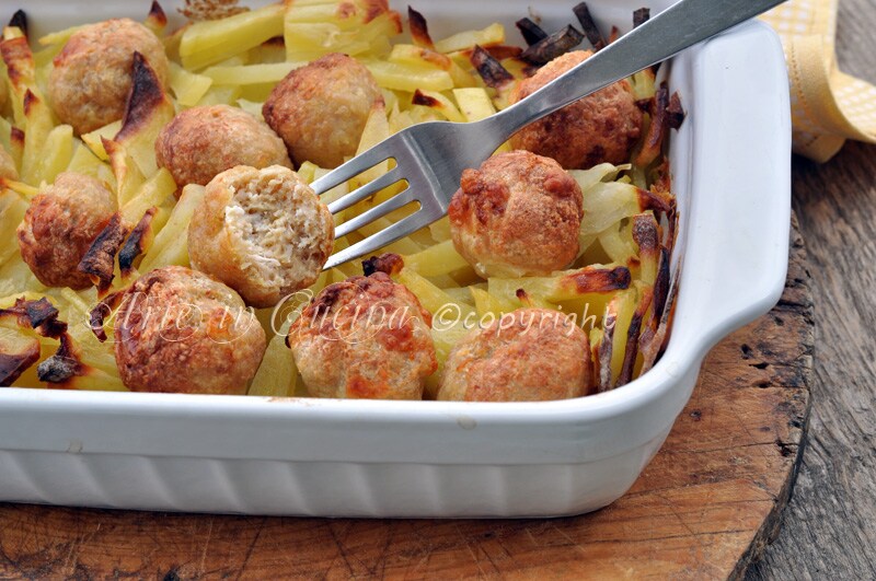 Boulettes de poulet avec pommes de terre au four rapides