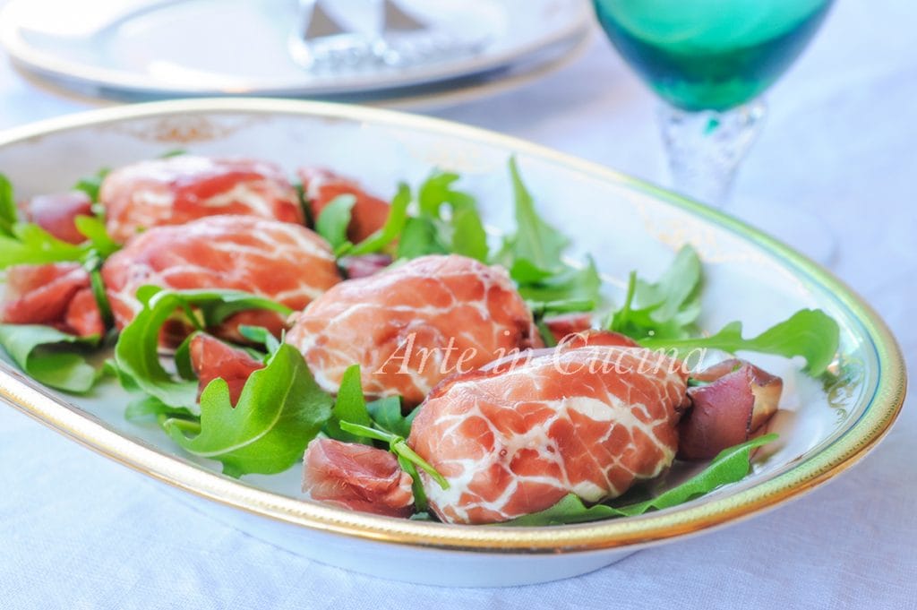 Bresaola et ricotta avec roquette bonbons gourmands antipasto vickyart art en cuisine