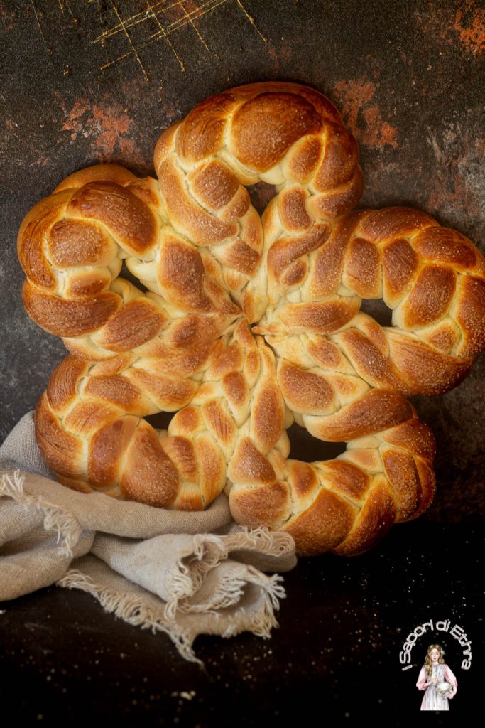 Brioches pour le petit-déjeuner tresse à 4 brins