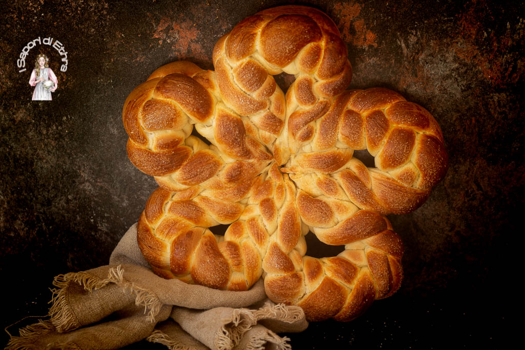 Brioches pour le petit-déjeuner tresse à 4 brins