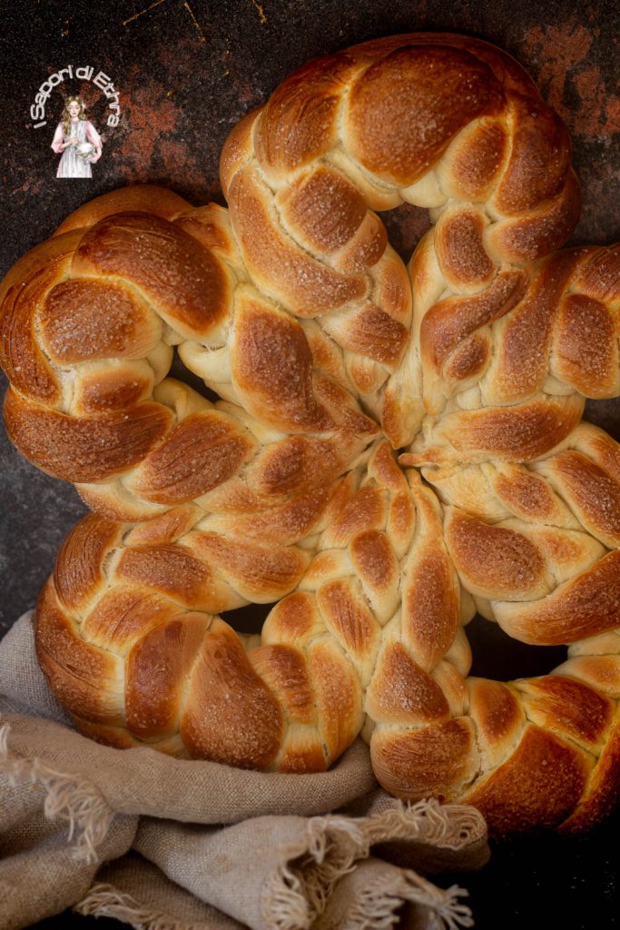 Brioches pour le petit-déjeuner tresse à 4 brins