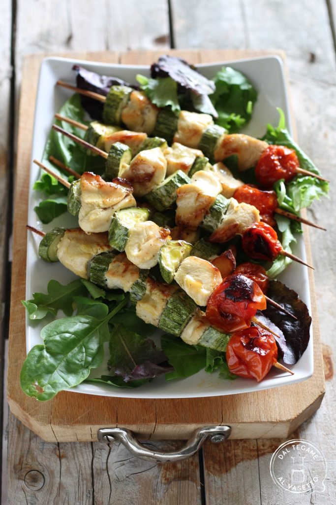 brochettes avec légumes et poulet cuits au micro-ondes