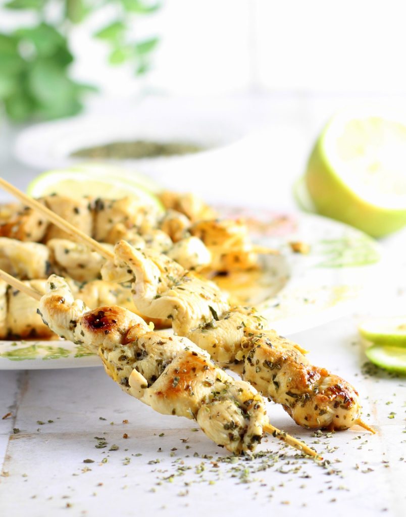 Brochettes de poulet marinées aux pignons