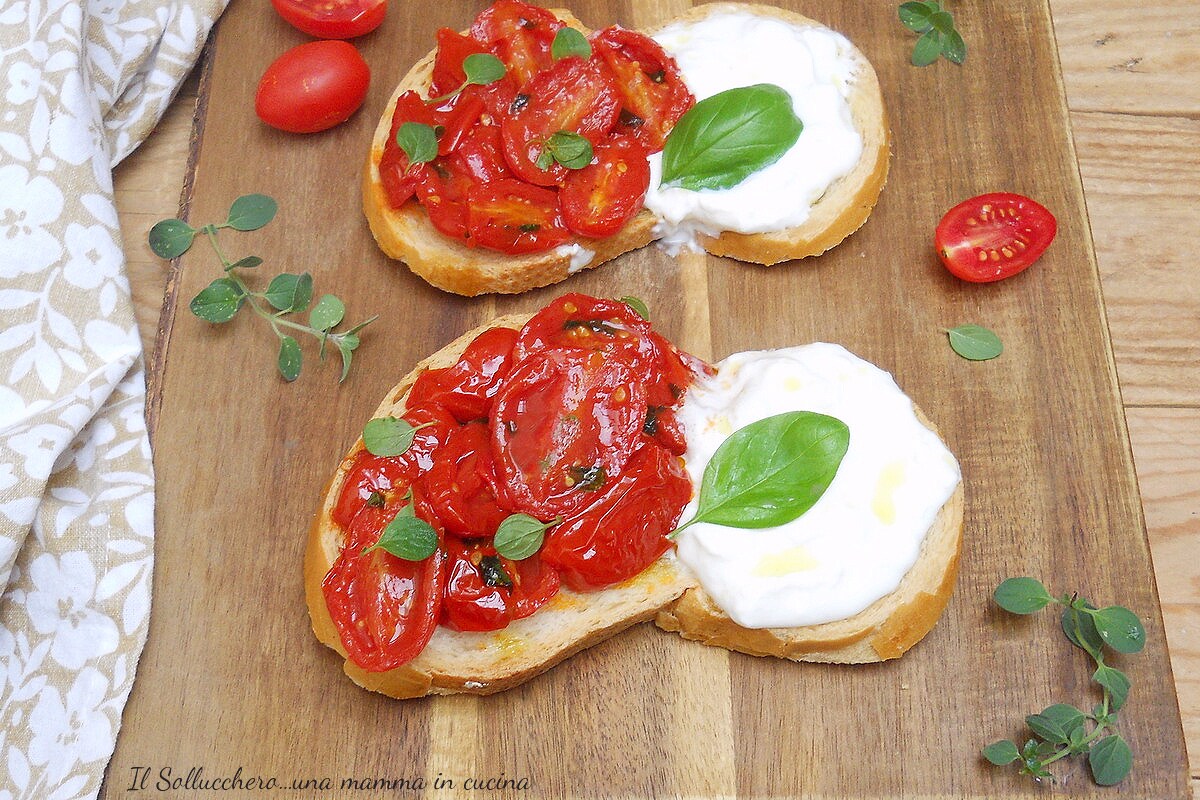 Bruschettes avec tomates cerises confites et stracciatella