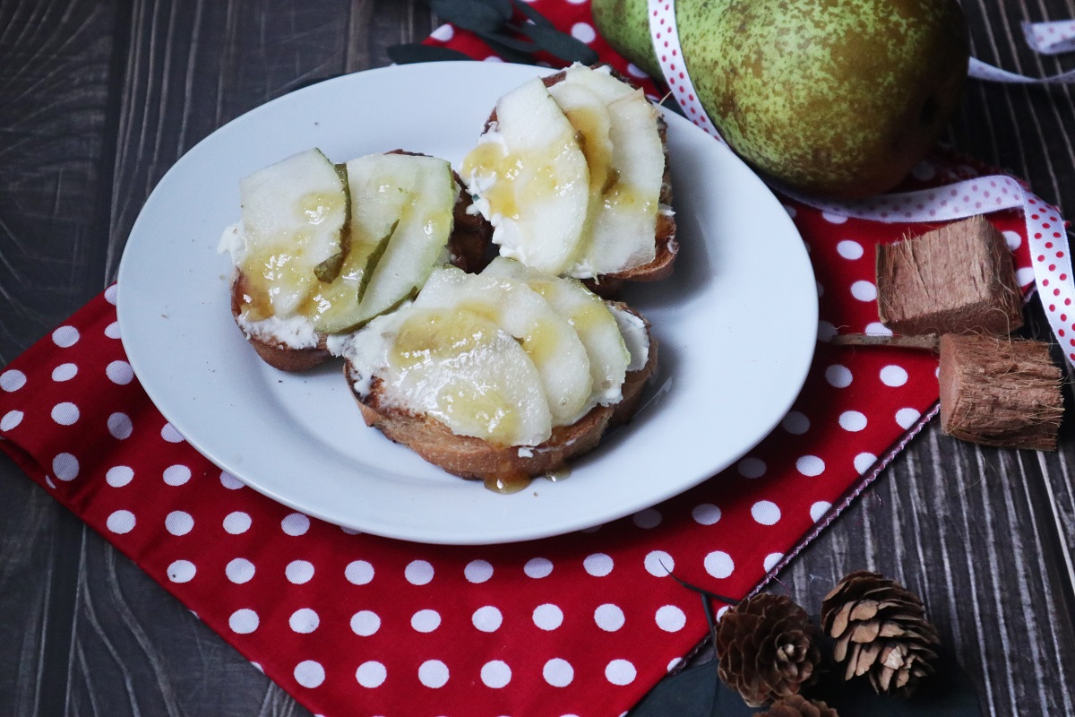Crostini avec gorgonzola, poires et miel