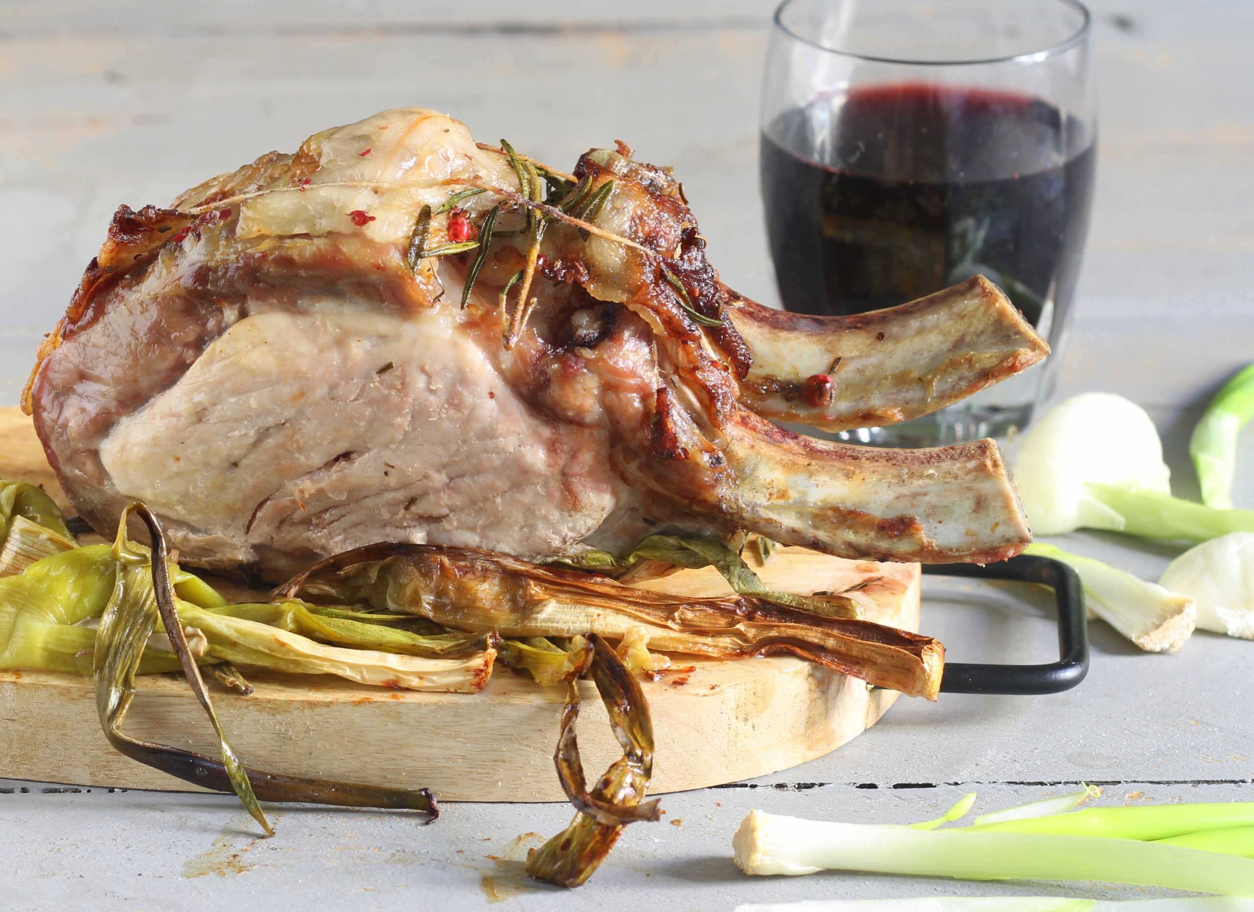 Rôti de porc au four avec oignons frais