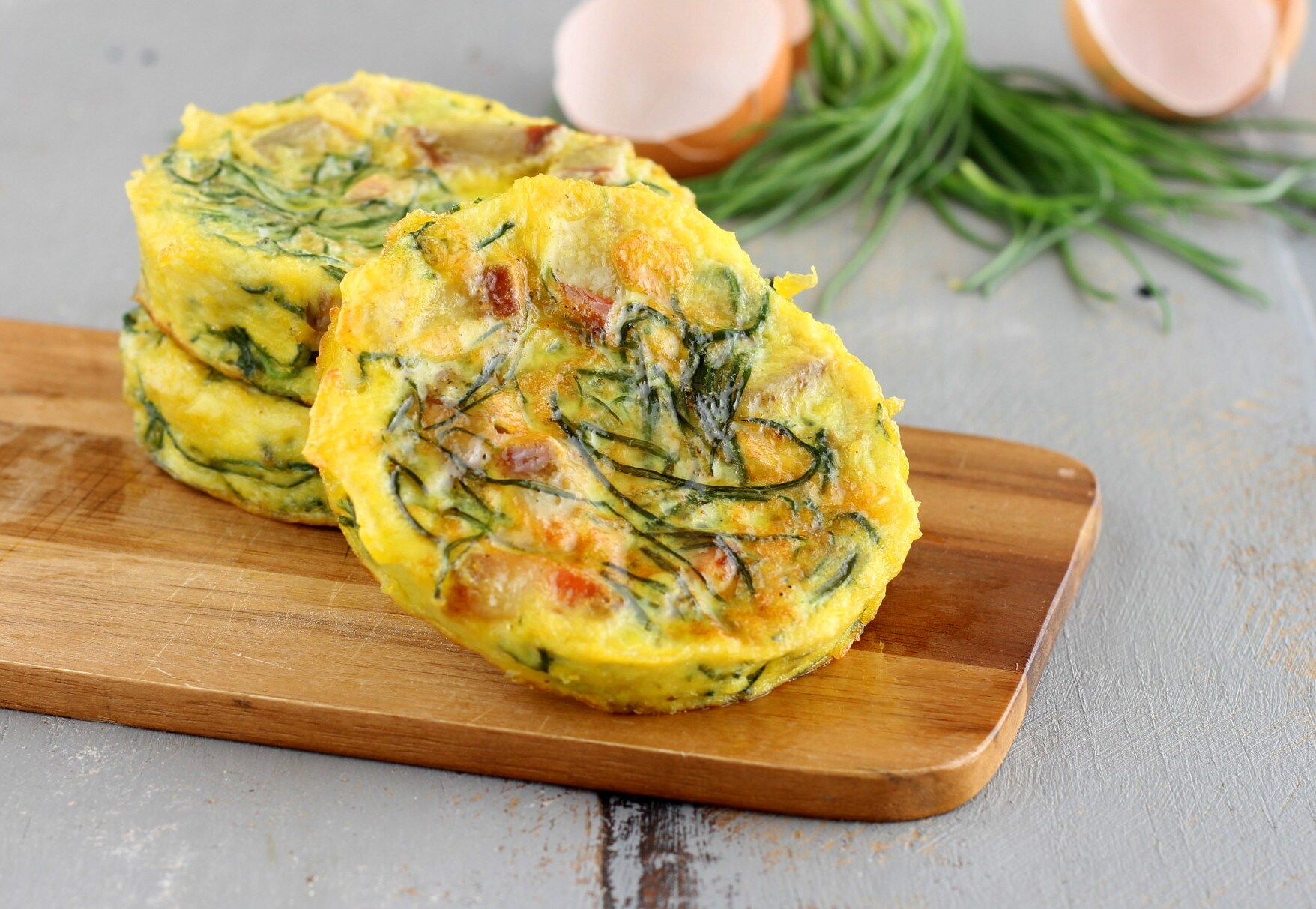 Omelette avec roquette, lard et pecorino