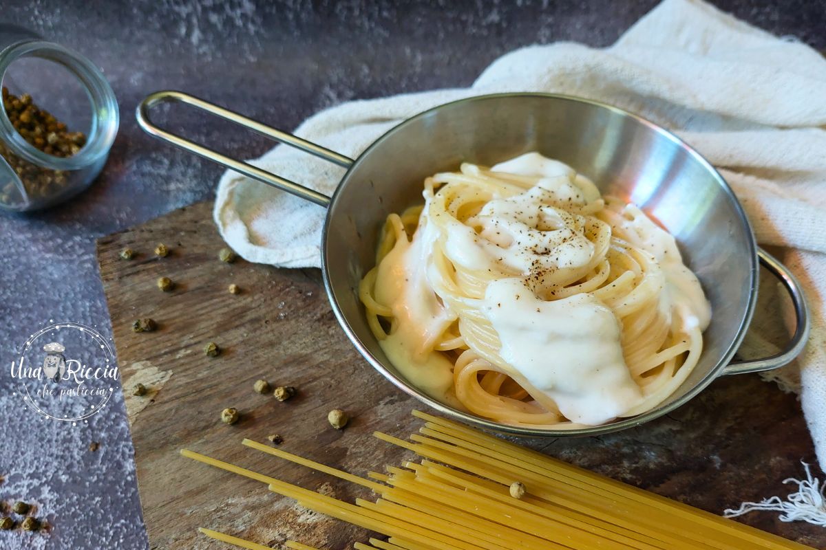 Pâtes cacio e pepe avec crème au pecorino romano