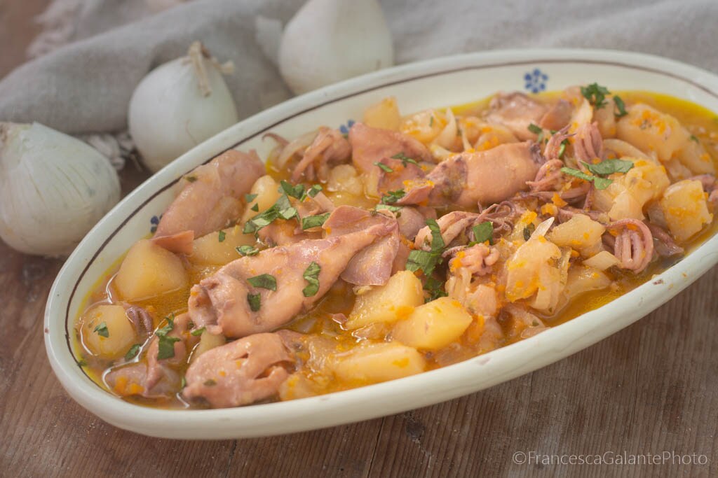 Calmars à la poêle avec pommes de terre et oignons