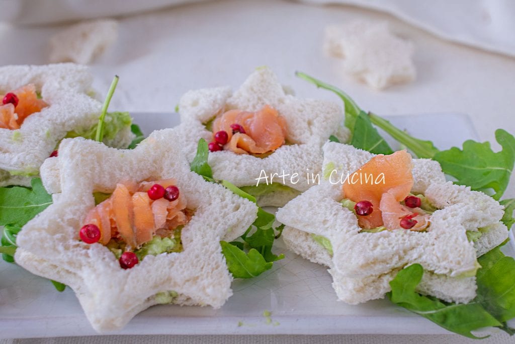 Canapés saumon et avocat en forme d'étoile